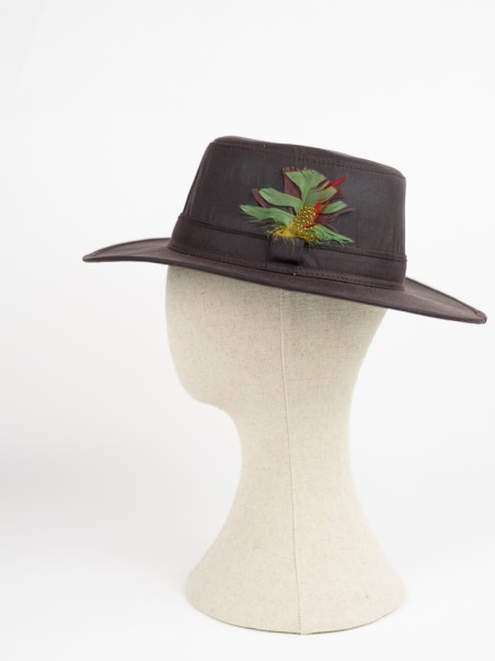 Chapéu fedora castanho em couro com penas coloridas numa cabeça de manequim branca