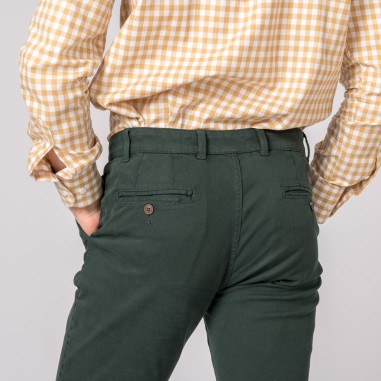 Calças verdes escuras com camisa xadrez amarela e branca