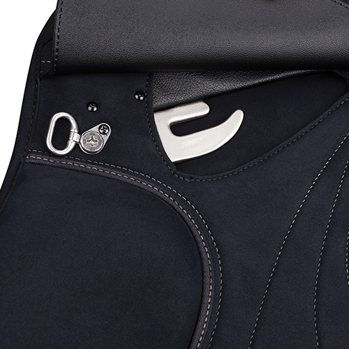 Sela de equitação preta com detalhes metálicos prateados