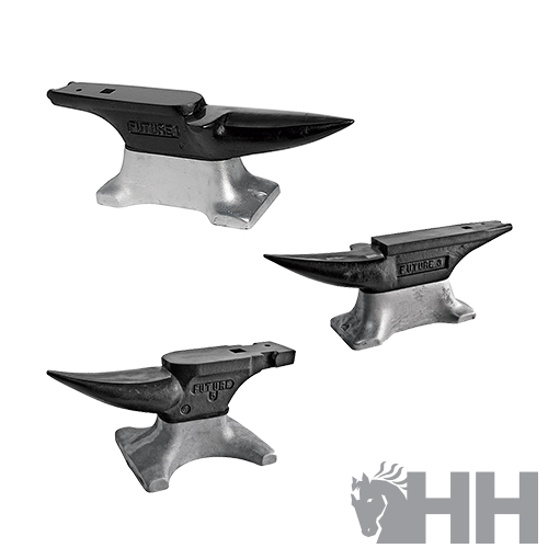 Três bigornas pequenas de metal com bases prateadas e topo preto, cada uma com texto gravado.