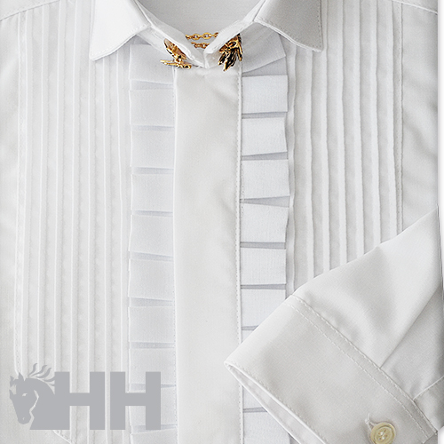 Camisa branca com gola clássica e detalhes de pregas verticais e horizontal, punho com botão, pin dourado na gola.