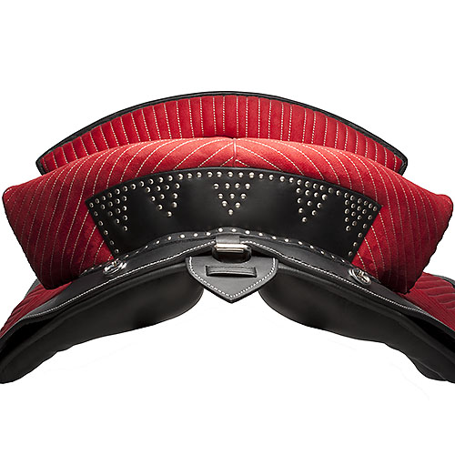 Sela de equitação vermelha com riscas e acabamento em couro preto com tachas