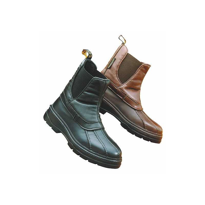 Duas botas tipo Chelsea, preta e castanha, com sola preta grossa e painel elástico