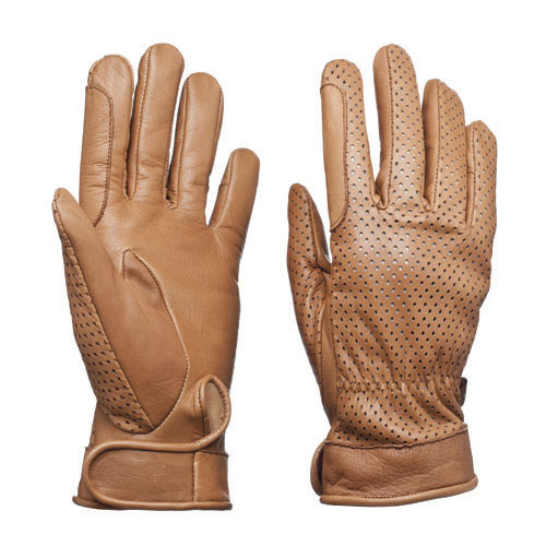 Par de luvas castanhas em pele, textura lisa na palma e perfurada no dorso