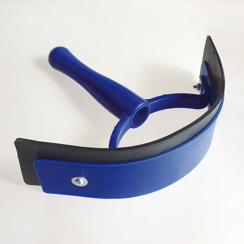 Aparelho para limpeza azul com partes pretas sobre fundo branco