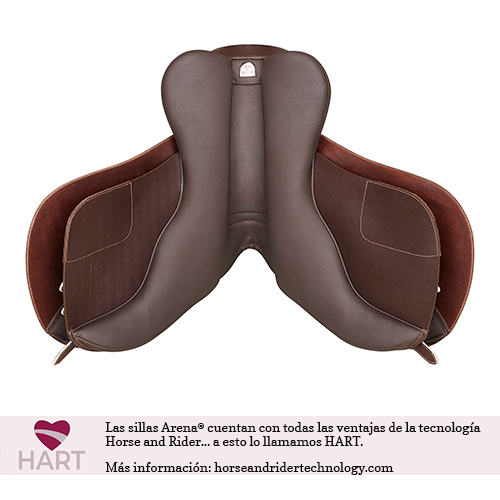 Sela de equitação castanho escuro com detalhes costurados e etiqueta, vista de baixo, fundo branco com texto promocional