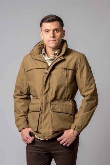 Homem a vestir casaco castanho com bolsos grandes e fecho de correr