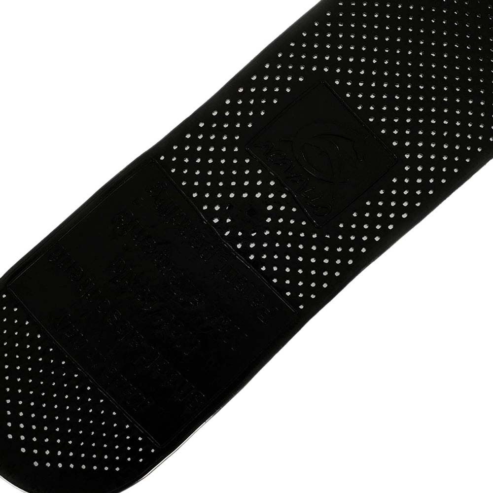 Base preta perfurada com placa e texto em relevo
