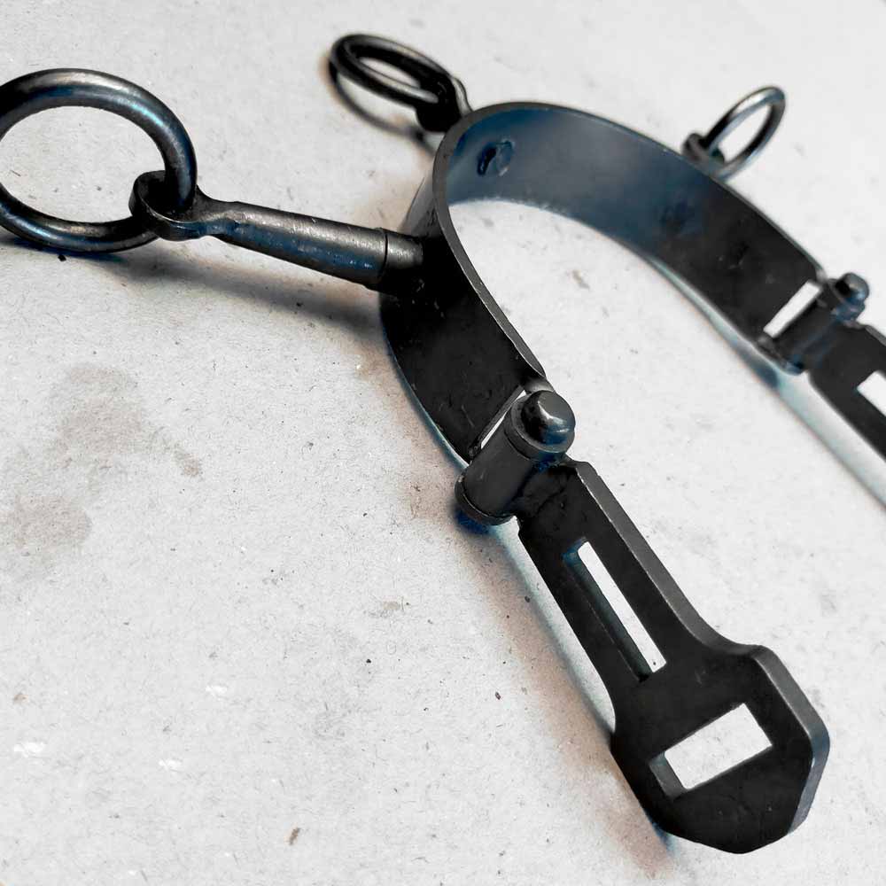 Estribo metálico preto para cavalo