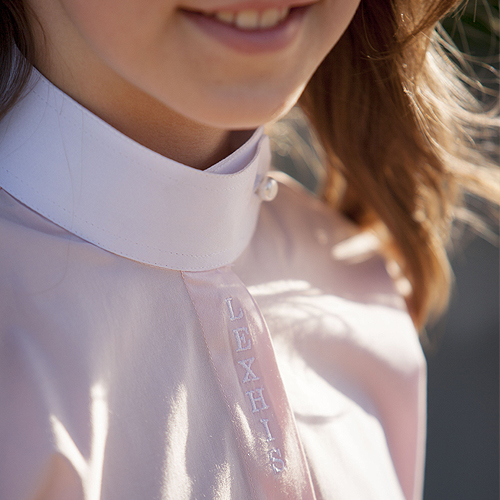 Camisola branca com gola alta e bordado 'LEXHIS'