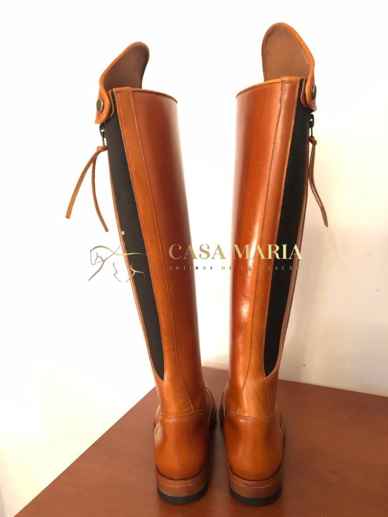 Botas altas em pele castanha com detalhes pretos e botão dourado