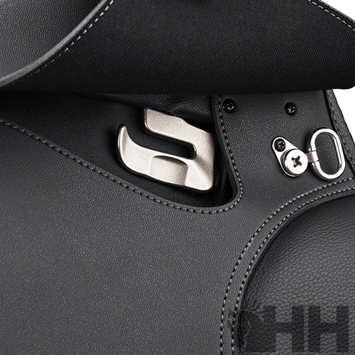 Sela de equitação preta com detalhes metálicos e costuras visíveis