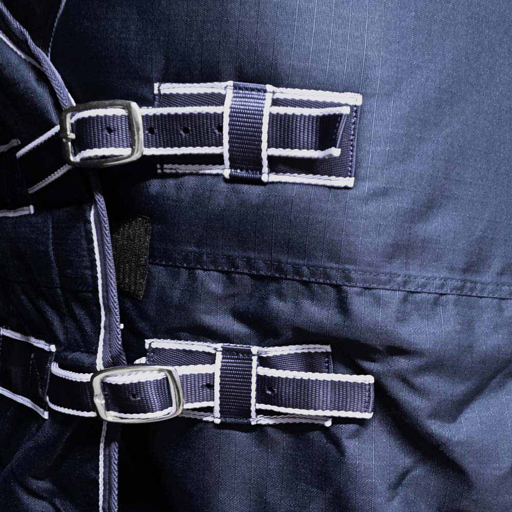 Cintos ajustáveis azuis escuros com costuras brancas em tecido azul escuro.