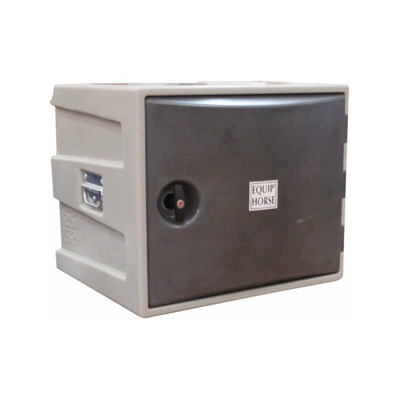 Cofre pequeno cinza com porta preta e etiqueta EQUIP HORSE