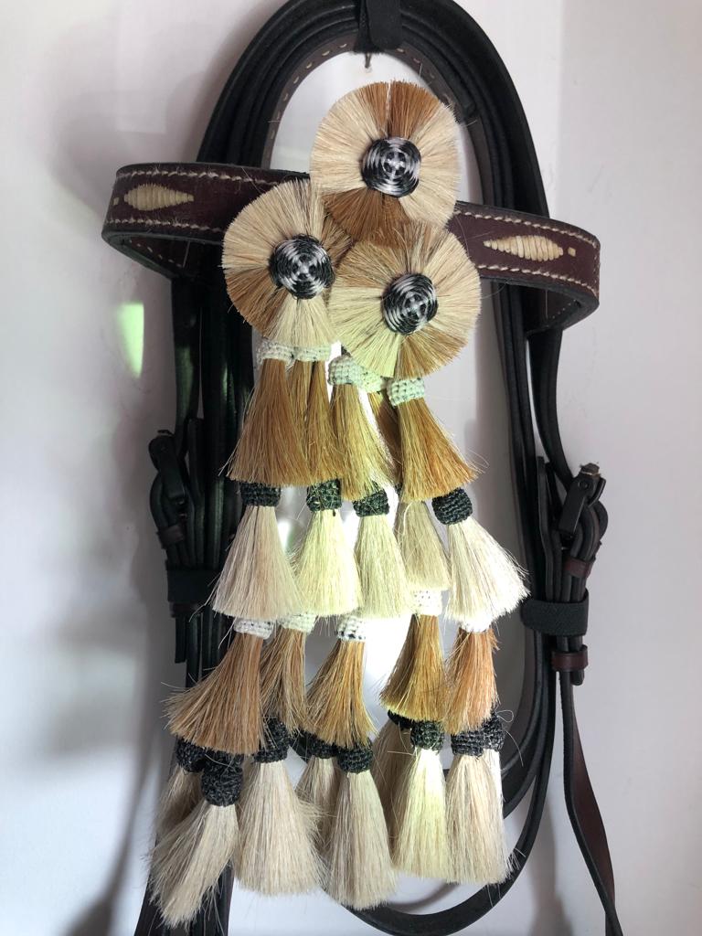 Acessório de equitação com franjas coloridas e tiras de couro preto