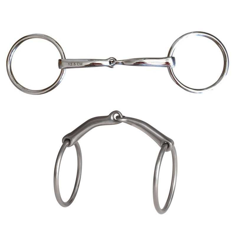 Duas pegas metálicas cromadas para cavalo sobre fundo branco