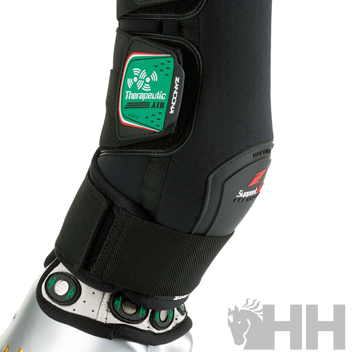 Selim de cavalo preto da marca Zandonà com etiqueta verde e proteções