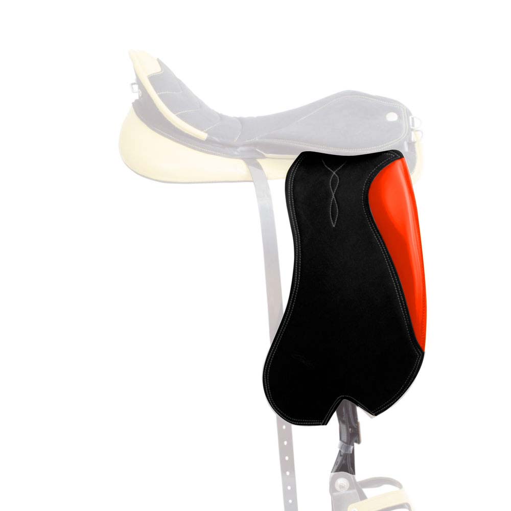 Protector de sela preto com detalhe vermelho numa sela de equitação