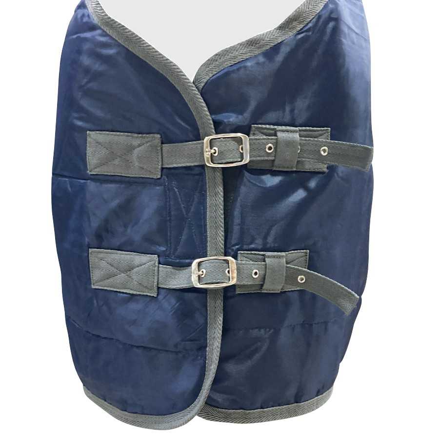 Capa ou casaco azul escuro para animal com fivelas cinzentas