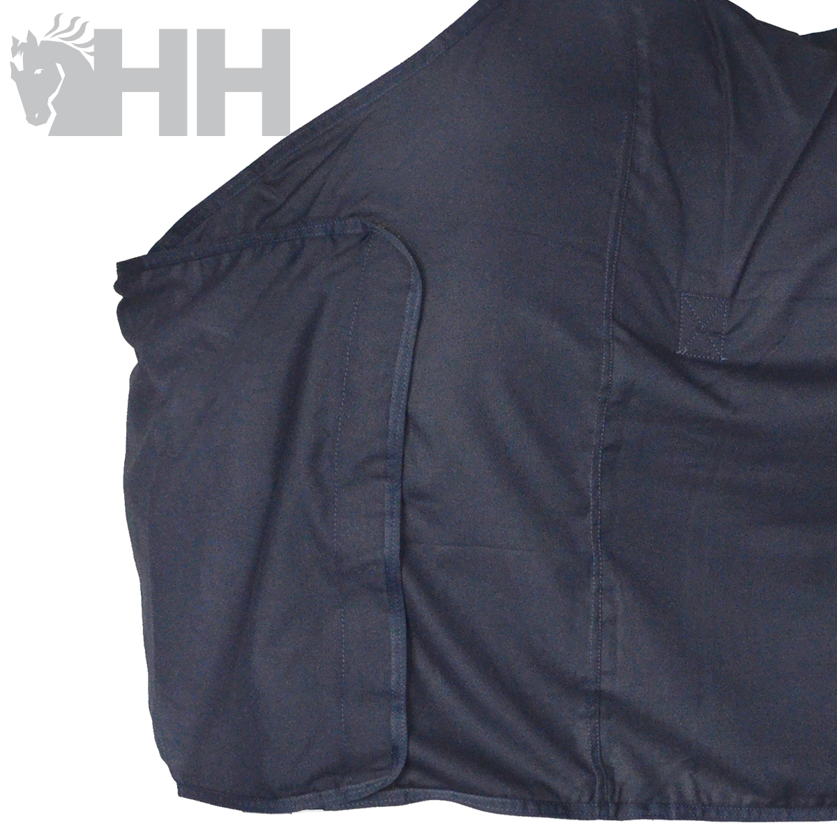 Capa protetora em tecido preto com bolso e costuras visíveis