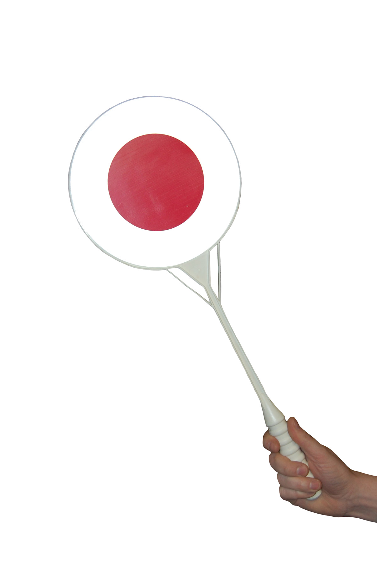 Raquete branca com círculo vermelho no centro, segurada por mão.