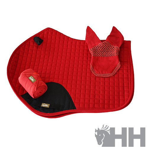 Conjunto de equitação vermelho com manta, touca e bandagem em fundo branco.