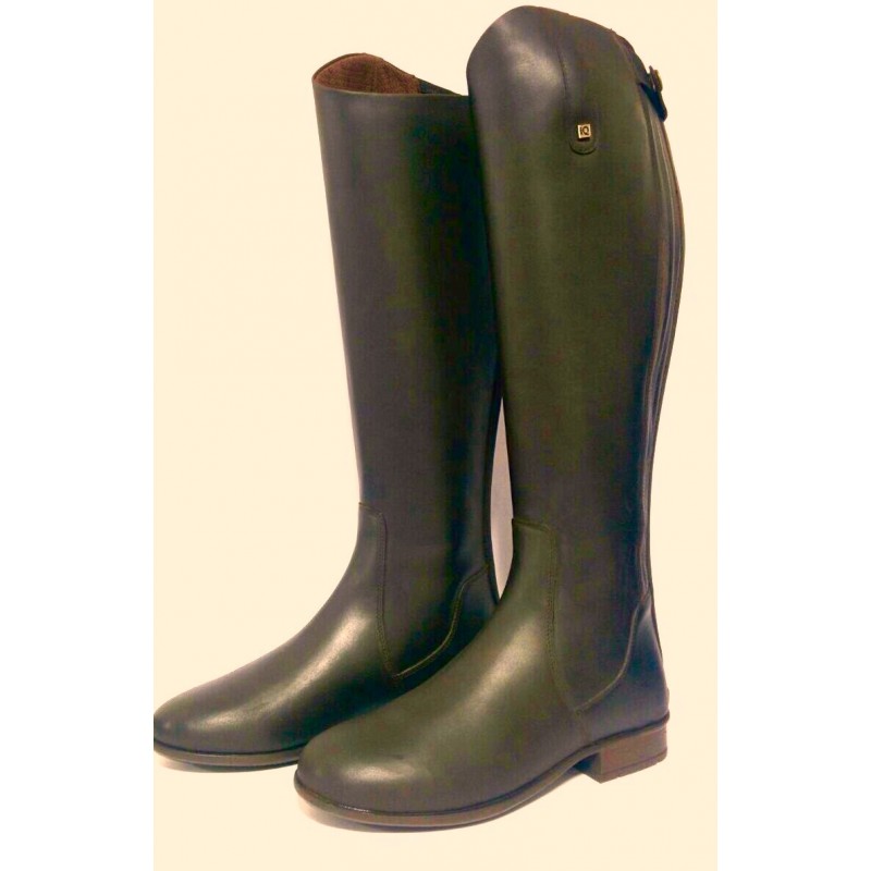 Botas altas pretas de couro em fundo neutro