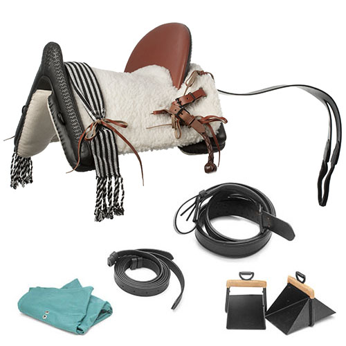 Conjunto de montaria com sela castanha, tecido às riscas, cabos pretos, pelego verde e estribos pretos com madeira