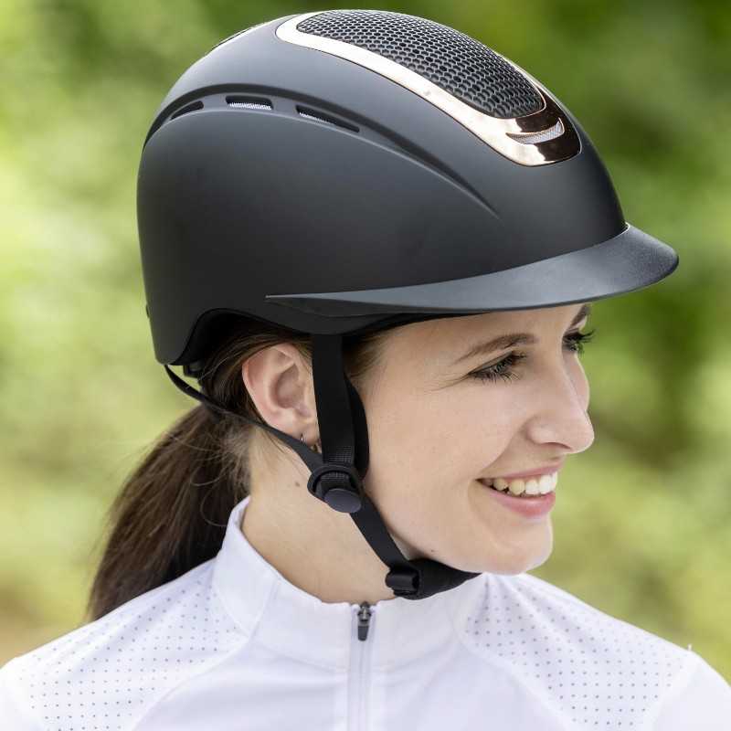 Mulher sorridente usando capacete de bicicleta preto com detalhes prateados