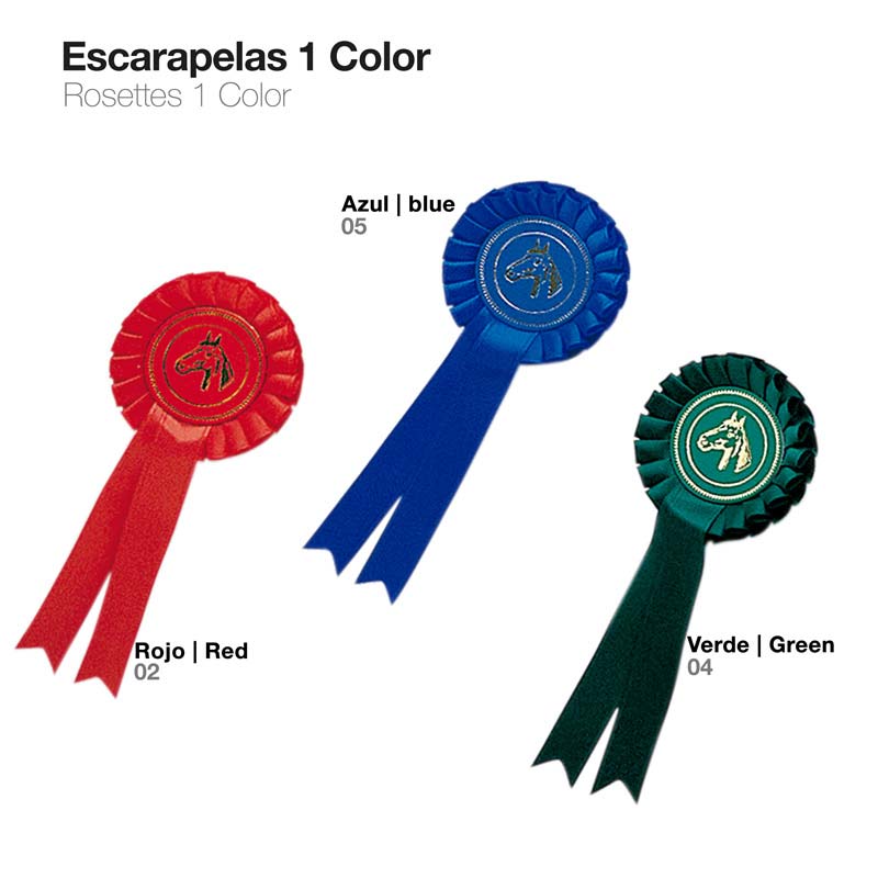 Escarapelas vermelho, azul e verde com cabeça de cavalo dourada no centro