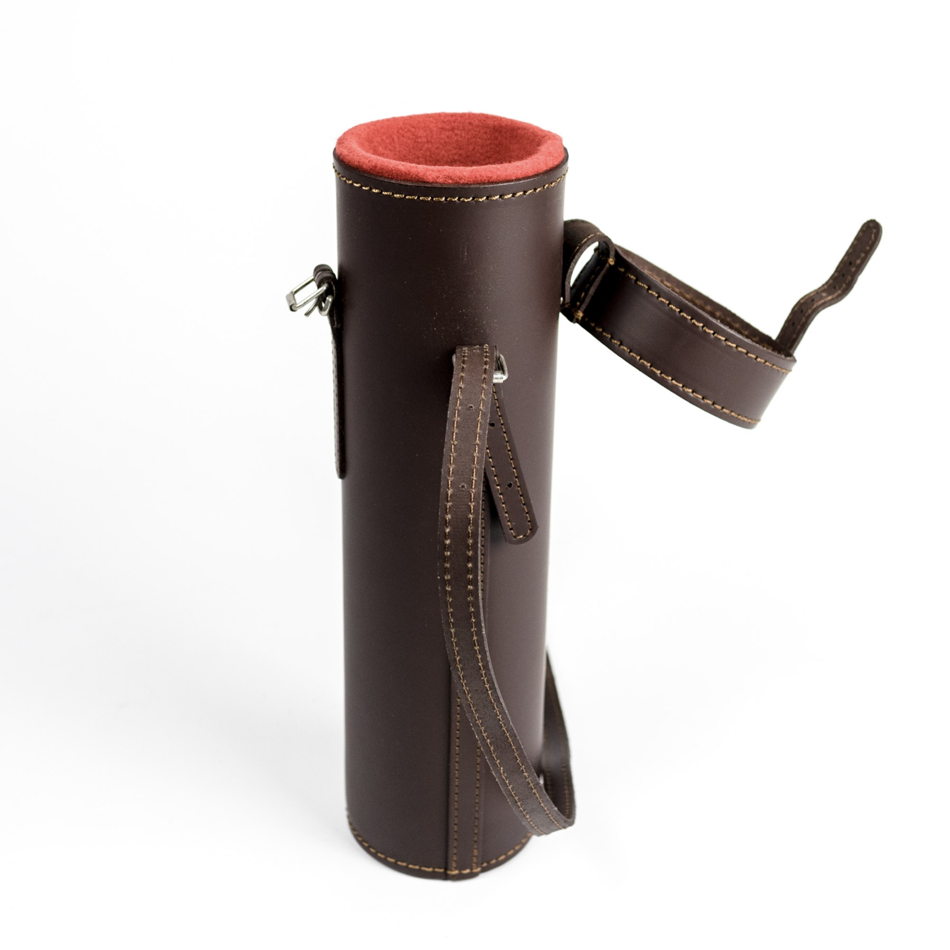 Estojo cilíndrico em pele castanha com interior vermelho e alça, fundo branco