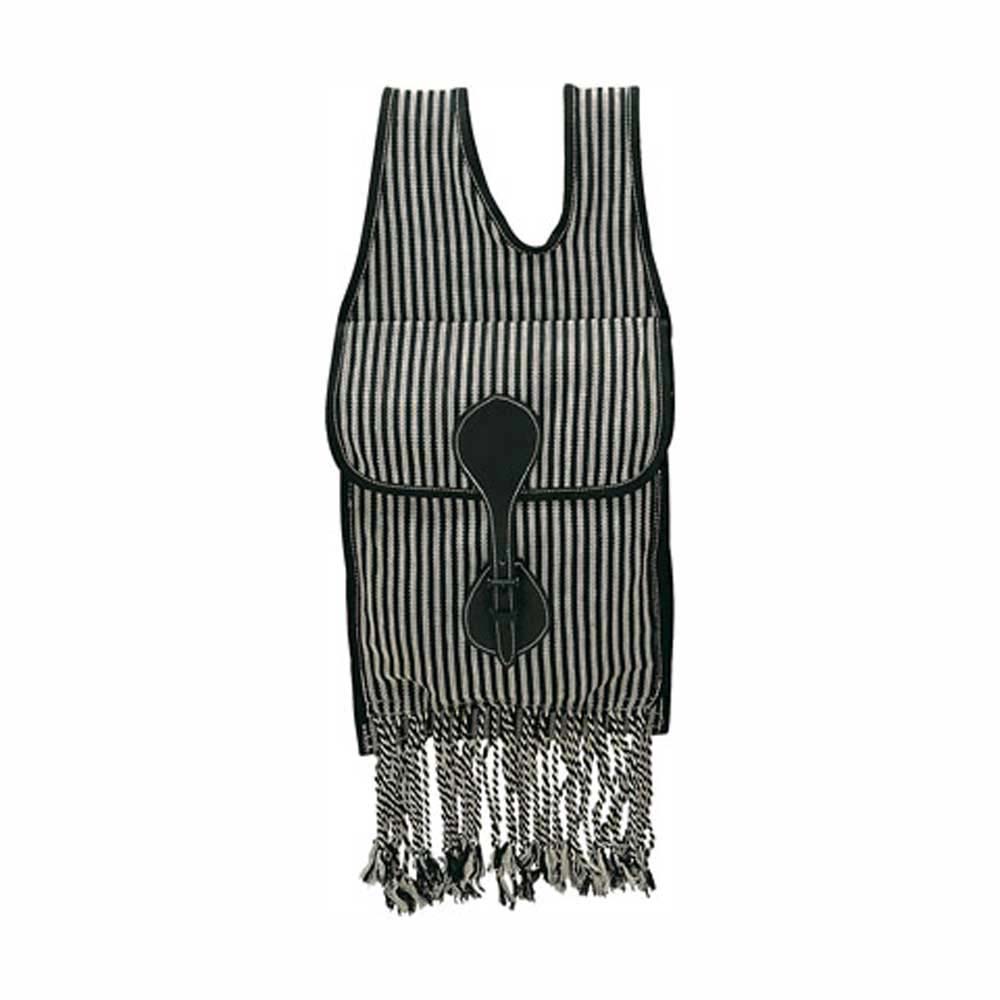 Mochila riscada branca e preta com fecho e franjas