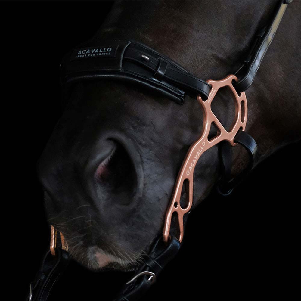 Nariz de cavalo com cabresto de couro preto e ferragem metálica cor de cobre com texto ACAVALLO.