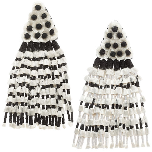 Brincos pendentes em tecido branco e preto com bolas e riscas