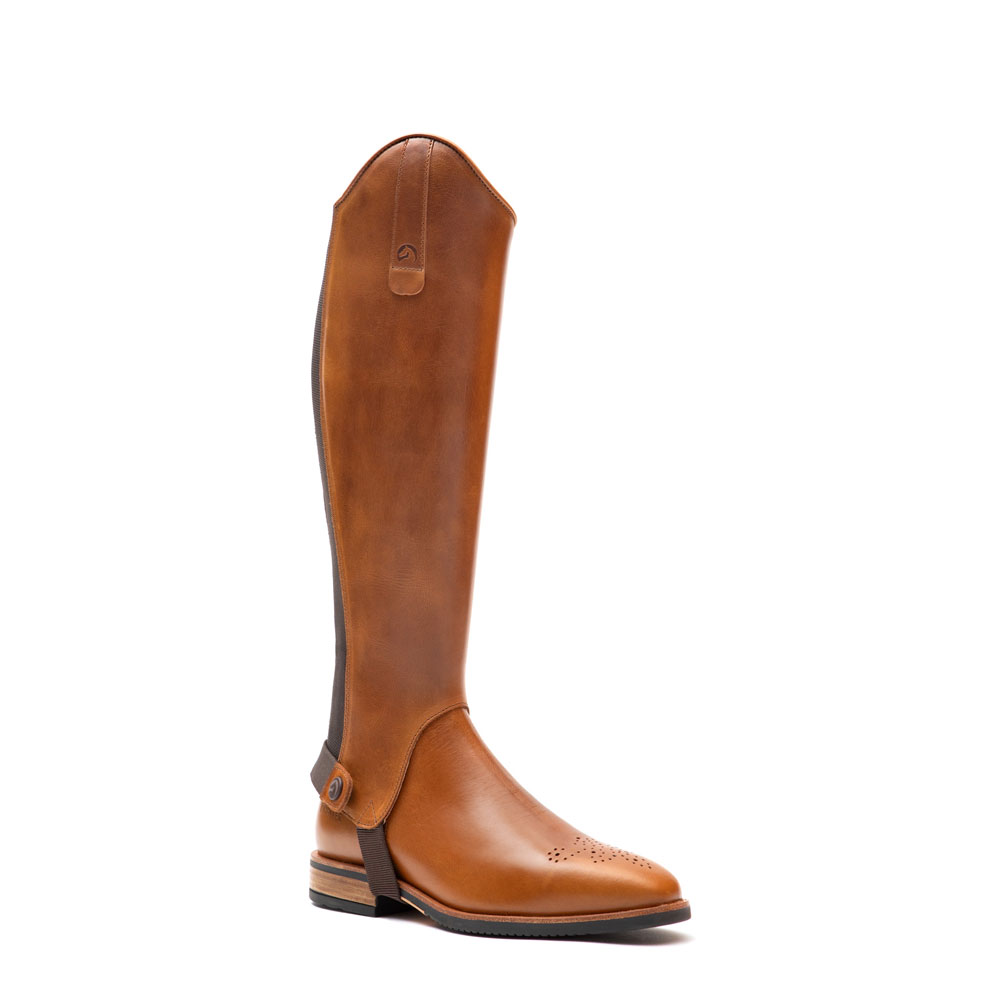 Bota alta de couro castanho com sola preta e detalhe em madeira.