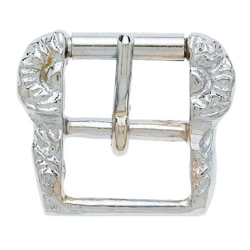 Fivela metálica prateada com gravações decorativas