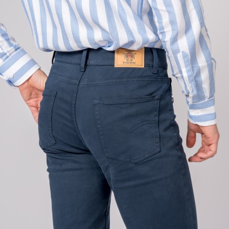 Calças azul-escuro com etiqueta King Carter e camisa azul e branca