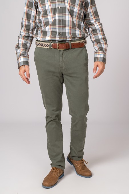 Calças verdes masculinas com cinto estampado, camisa aos quadrados e sapatos castanhos