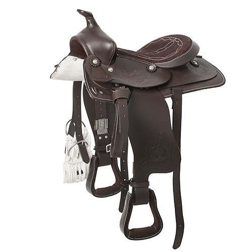 Sela de cavalo em couro castanho com detalhes em branco e ornamentos metálicos