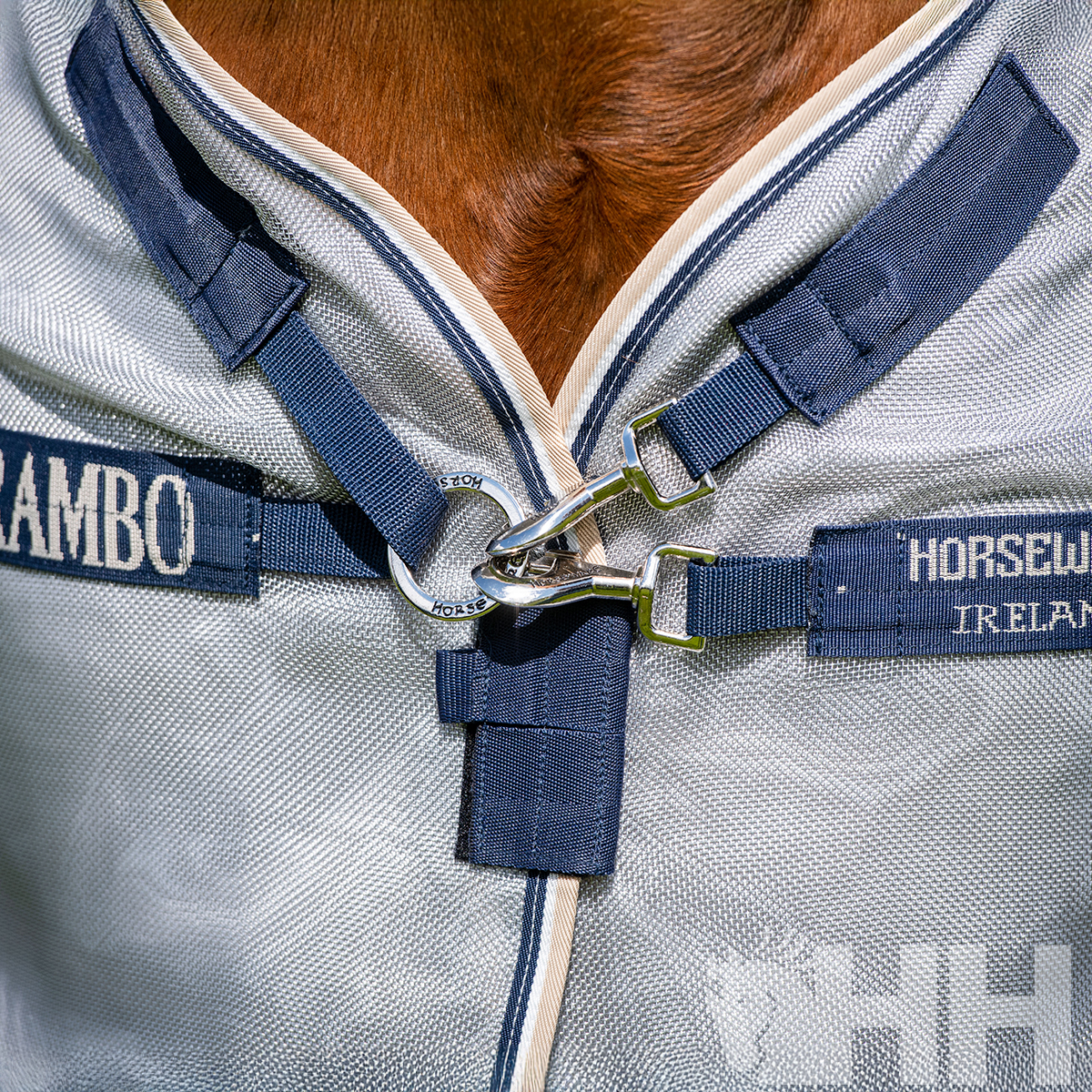 Cobertura para cavalo cinzenta com fechos metálicos e etiquetas AMBOS HORSEWARE IRELAND