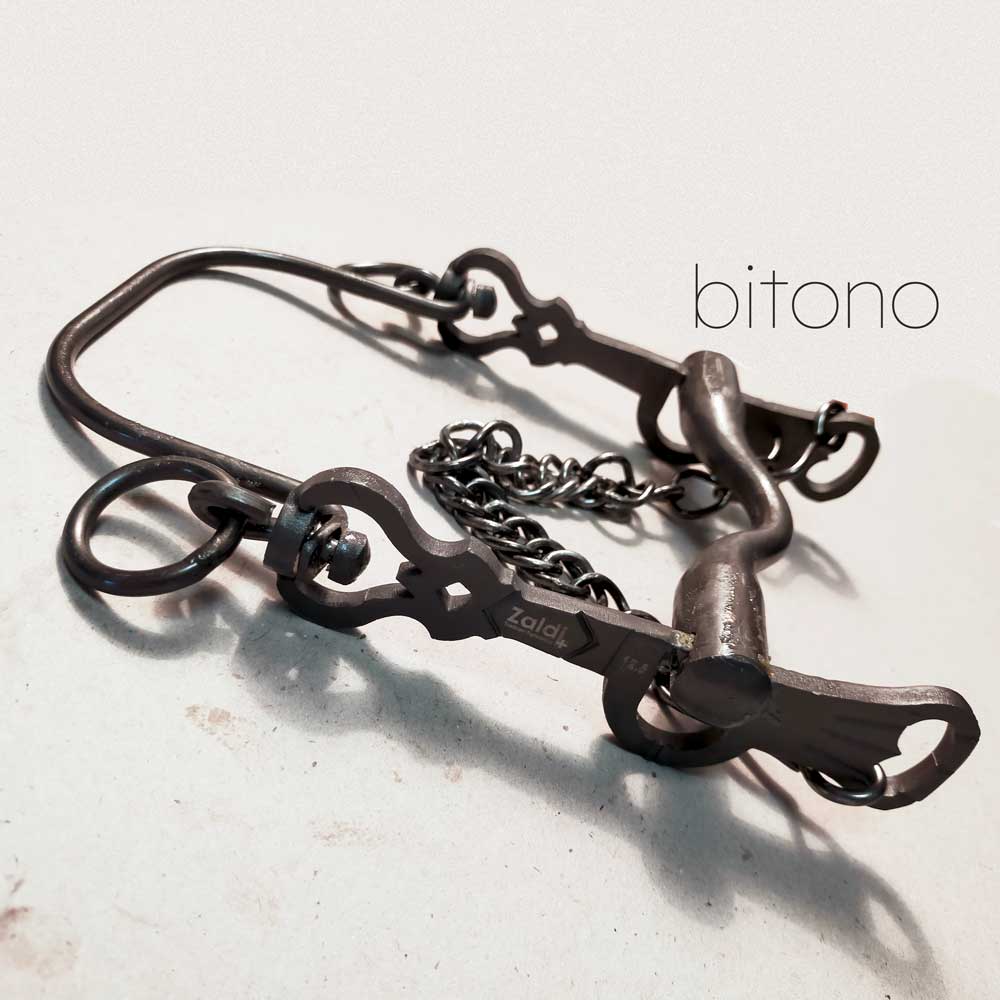 Bitono de ferro preto com corrente metálica e detalhe Zaldi