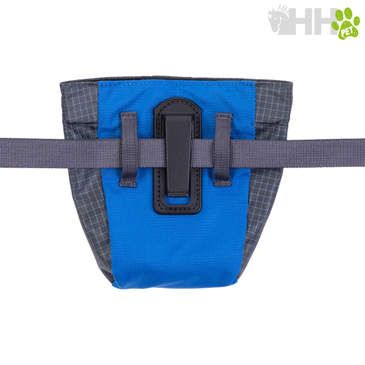 Bolsa azul e cinza com clip preto numa cinta cinza