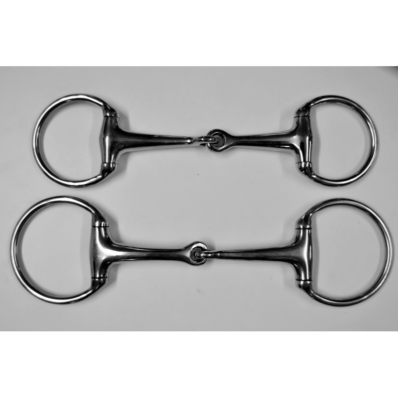 Dois bocados metálicos prateados para cavalo sobre fundo branco