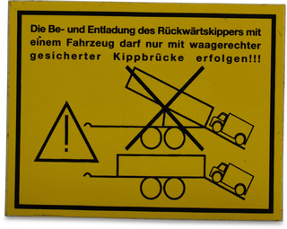 Placa de aviso amarela com texto e ilustrações em preto