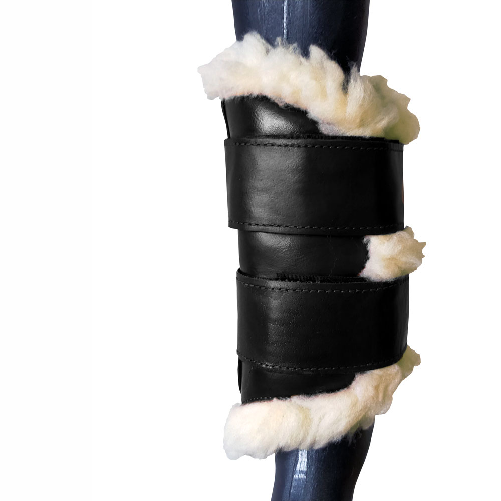 Proteção para perna de cavalo preta com forro branco em pelo