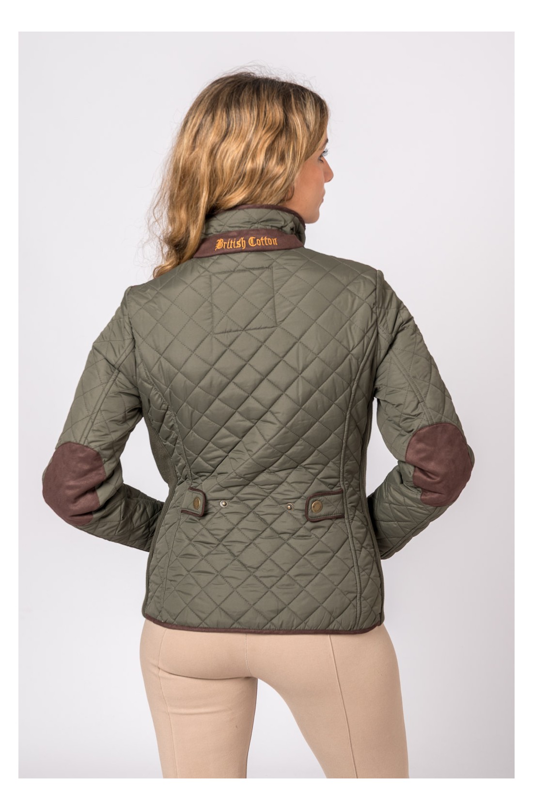Casaco matelassê verde-oliva com texto British Cotton no colarinho visto de trás