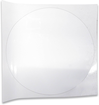 Disco circular transparente sobre folha branca quadrada