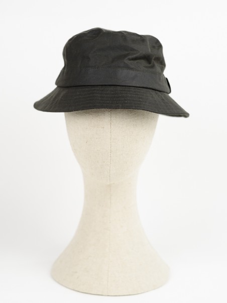 Chapéu bucket preto em manequim claro com fundo branco