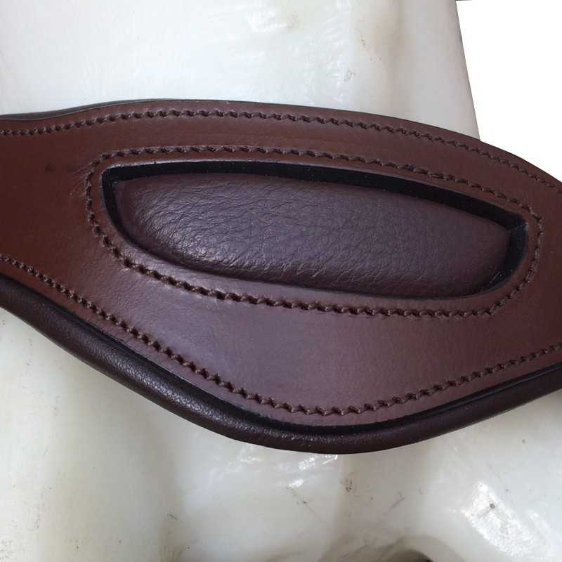 Correia de couro castanho com costura e inserção acolchoada mais escura