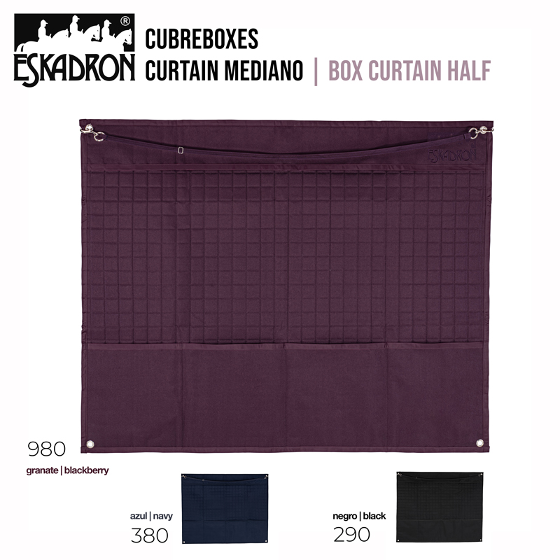 Cobertores para cavalos Eskadron em três cores diferentes com padrão quadriculado e tecido liso.